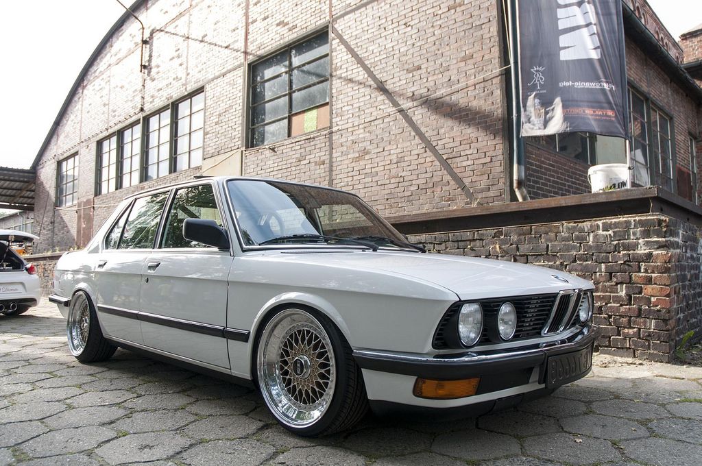 download BMW 5 E28 workshop manual