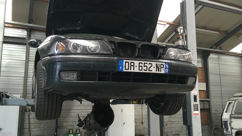 download BMW 525i E39 able workshop manual