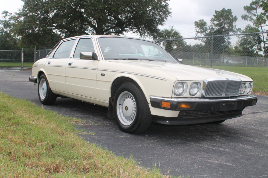 download Jaguar XJ6 Sovereign D to M registration workshop manual